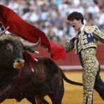 Pase de pecho de Esaú Fernández, durante su faena en el segundo festejo de la feria de San Miguel de Sevilla