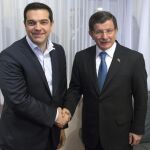 El primer ministro turco, Ahmet Davutoglu (dcha), y su homólogo griego, Alexis Tsipras (izda).