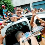 Juan Guaidó saluda a sus seguidores durante su gira por el país en Los Teques, al norte de Venezuela