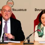 El presidente de la Diputación de Valladolid, Jesús Julio Carnero, y la presidenta de la Asociación de Americanistas, Ascensión Martínez, firman un protocolo para la organización del Simposio