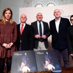 El presidente de la Diputación de Valladolid, Jesús Julio Carnero, y el presidente de la Junta de Cofradías de Semana Santa de Valladolid, Isaías Martínez, entre otros, presentan el libro Pasión por Valladolid