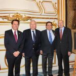 El pintor de batallas Augusto Ferrer-Dalmau, el ministro de Asuntos Exteriores, José Manuel García Margallo, Alfonso Ussía, y embajador José María Velo de Antelo