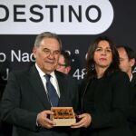 El periodista Lluís Foix recibe el 48 Premio Josep Pla de prosa en catalán de manos de la editora Gloria Gasch (d), durante la gala del 72 Premio Nadal de novela y el 48 Premio Josep Pla de prosa en catalán, en Barcelona