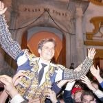 El madrileño, tras no estar anunciado en Sevilla el año pasado, consiguió tres trofeos y la Puerta del Príncipe