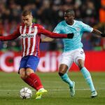 El delantero francés del Atlético de Madrid Antoine Griezmann se escapa del francés Ismat-Mirin, del PSV Eindhoven