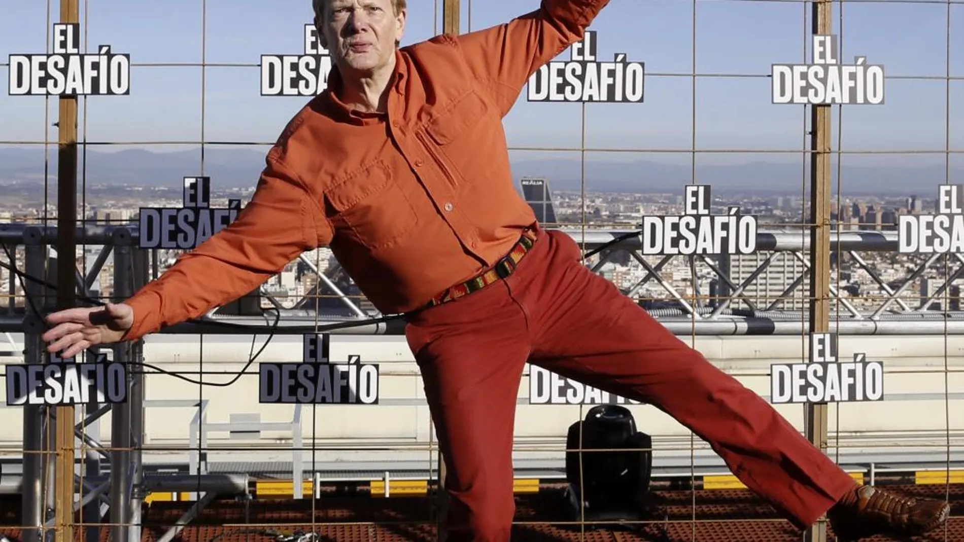 Philippe Petit en la azotea de la Torre Picasso de Madrid