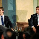 El presidente del PP, Pablo Casado, y el de Cs, Albert Rivera, a finales de septiembre en Cádiz durante una charla por el 40 aniversario de la Constitución