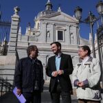En el centro, Alberto Garzón esta mañana ante la Catedral de la Almudena, en Madrid; a la izquierda, Francisco Delgado, presidente de Europa Laica.