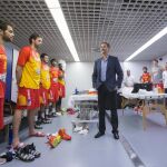 Apasionado del deporte espanol. Siempre pendiente de los logros deportivos del país, el Jefe del Estado entra en el vestuario para felicitar y animar a los jugadores de la Seleccion Española de Baloncesto durante la celebración del Mundobasket en 2014 / Efe