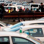 Un grupo de taxistas a las puertas del recinto ferial de IFEMA, donde se celebra la feria de turismo, FITUR, durante el cuarto día de huelga del sector