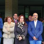 Silvia Clemente y Luis Fuentes,entre otros, a las puertas del Parlamento regional.