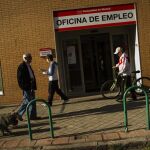 El paro baja más entre los hombres