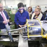 La vicepresidenta Rosa Valdeón observa cómo practiva un joven alumno del «Juan de Herrera», durante la visita que realizaba a este centro integrado de FP de Valladolid, en compañía del consejero de Educación, Fernando Rey