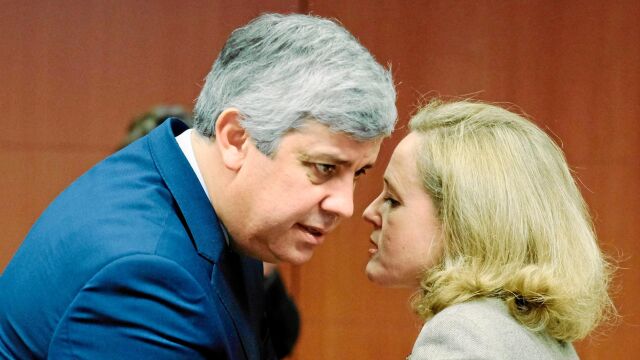 Nadia Calviño, ministra de Economía, conversa con Mario Centeno, presidente del Eurogrupo