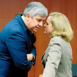 Nadia Calviño, ministra de Economía, conversa con Mario Centeno, presidente del Eurogrupo
