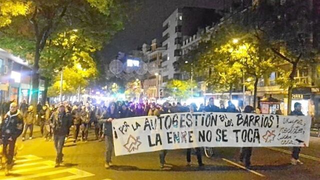 Varias decenas de simpatizantes con el movimiento okupa de Tetuán cortaron durante unos minutos la calle Bravo Murillo