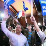Partidarios de Marine Le Pen celebran los resultados durante la noche electoral