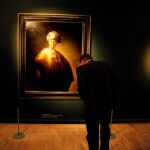 Un visitante observa una obra del maestro danés Rembrandt van Rijn en la Galería Nacional de Dinamarca / Foto: Efe