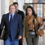 La portavoz de Ciudadanos en la comisión, Marta Bosquet (dcha)