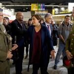 Ada Colau conversa con dos mandos militares en el stand que el Ministerio de Defensa ha instalado en la XXVII edición del Salón de la Enseñanza.