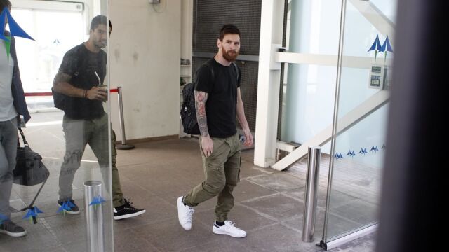 Leo Messi y Luis Suárez en el aeropuerto de El Prat