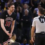 El jugador de los Chicago Bulls Pau Gasol habla con el árbitro Brent Barnaky durante el partido con los Golden State Warriors