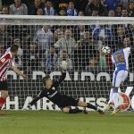 El delantero francés del Leganés Claudio Beauvue marca gol ante el portero del Athletic Kepa Arrizabalaga