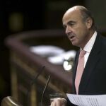 El ministro de Economía y Competitividad, Luis de Guindos, en el pleno del Congreso.
