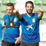 Isco, con Aspas, ayer en Las Rozas. El jugador del Real Madrid va a ser una de las piezas básicas en el nuevo esquema y estilo que va a implantar Luis Enrique