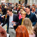 Teodoro García Egea y Noelia Arroyo recorrieron las calles de Cartagena donde iniciaron la campaña «Puerta a puerta»