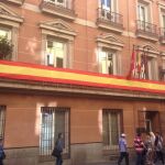 Carmena celebra el día de la Hispanidad con la bandera indígena