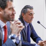 Scariolo lee la lista de internacionales en presencia del presidente de la FEB, Jorge Garbajosa