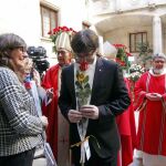 El presidente de la Generalitat, Carles Puigdemont, que protagoniza su primer Sant Jordi como jefe del ejecutivo
