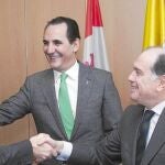 Tomás Villanueva y José Rolando Álvarez suscriben el convenio con García Olea, de Caja España-Duero