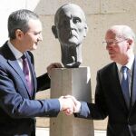 César Sánchez y el director del área de Relaciones Externas del Grupo Planeta, Carlos Crehueras