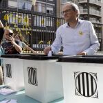 El presidente de la Generalitat, Quim Torra, deposita un deseo escrito en una papeleta en una de las urnas utilizadas el 1-O. EFE/ Andreu Dalmau.