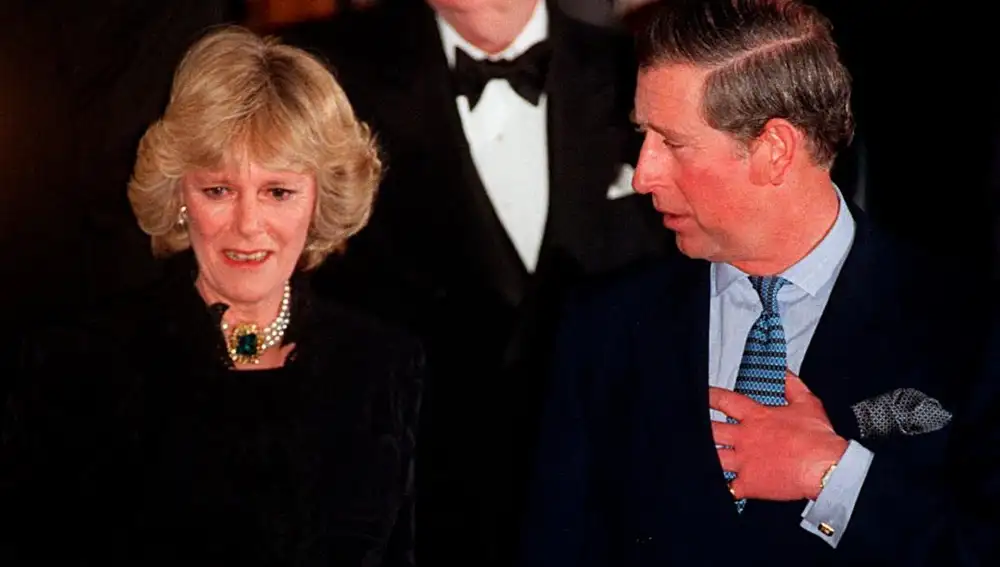 La primera vez que el príncipe Carlos apareció en público con Camila Parker Bowles