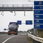 Un camión pasa por uno de los arcos de identificación automática de vehículos para el cobro de peaje q