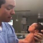 Leonardo Escobar con uno de sus pacientes