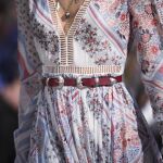 Una modelo desfila con una creación de la colección de primavera para mujeres 2017 de Tommy Hilfiger.