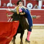 Momento en el que López Simón es herido por el sexto de Alcurrucén