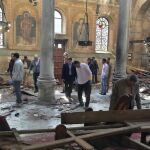Las Fuerzas de Seguridad egipcias examinan la escena de la explosión en la Catedral copta de San Marcos