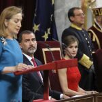 Los Reyes de España atienden el discurso pronunciado por la presidenta del Congreso, Ana Pastor.