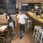 Las recetas de abuelos y abuelas a padres y madres y estos a hijos e hijas se reinventa en Bambarol con técnicas innovadoras que hacen del restaurante una especie de menú steampunk