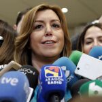 La aspirante a liderar el PSOE Susana Díaz atiende a los medios a su llegada a la reunión que el Comité Federal del PSOE