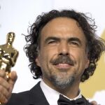 Fotografía de archivo del 23 de febrero de 2015 del cineasta mexicano Alejandro González Iñárritu con su galardón tras la 87 edición de los Óscar en Los Ángeles, California (EE.UU.)