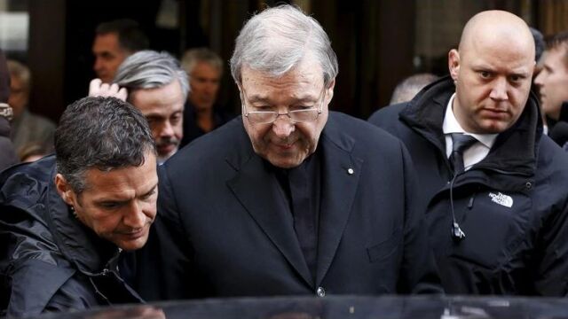 George Pell, en una imagen de archivo siendo detenido por la policía australiana / Reuters