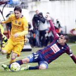 Messi disputa un balón con el centrocampista Dani García, del Eibar.