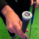 Una persona enseña un palo de golf con un sensor desde donde se capta todo tipo de datos relevantes para determinar la estrategia que debe seguir el jugador / Efe