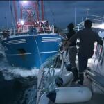 Una flota francesa rodea a los barcos británicos que faenaban cerca de las costas de Normandía para echarlos de la zona / Foto y vídeo: Atlas